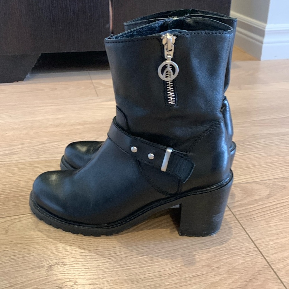 Wishbone boots